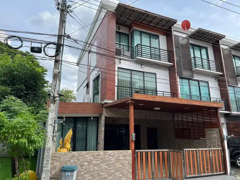 ขายทาวน์เฮาส์ 3 ชั้น หมู่บ้าน พรีเว่ ฟิเดลิโอ รัชดา – รามอินทรา กทม.